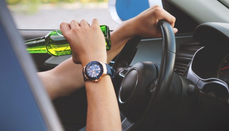 Se você carregar bebida alcoólica no carro pode levar multa, veja detalhes- Reprodução Canva