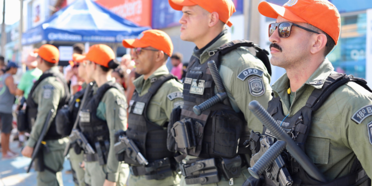 Policiais militares de Pernambuco durante operação, representando o concurso da PM PE com vagas para Soldado e Oficial.