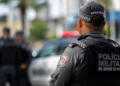 Policial militar do Rio Grande do Norte fardado durante atuação em área urbana.