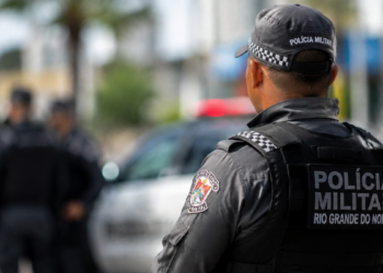 Policial militar do Rio Grande do Norte fardado durante atuação em área urbana.