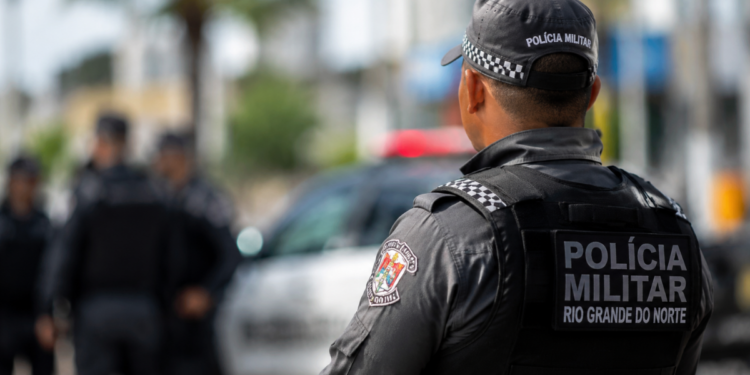 Policial militar do Rio Grande do Norte fardado durante atuação em área urbana.