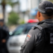 Policial militar do Rio Grande do Norte fardado durante atuação em área urbana.