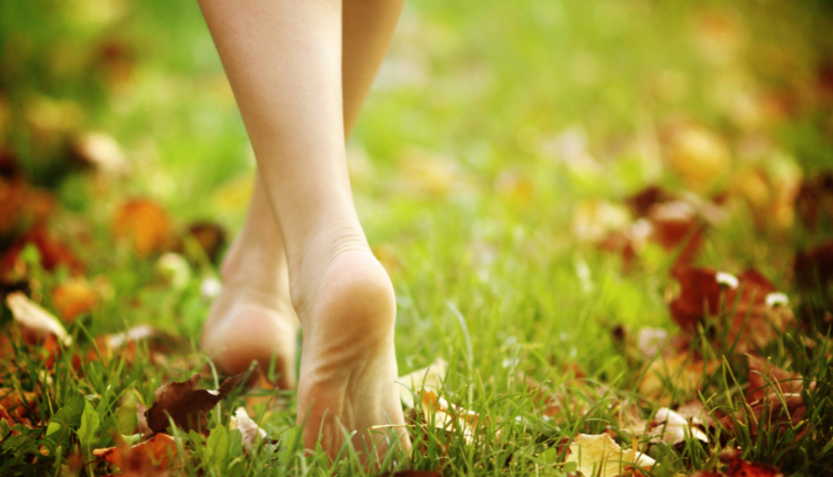 5 benefícios de andar descalço