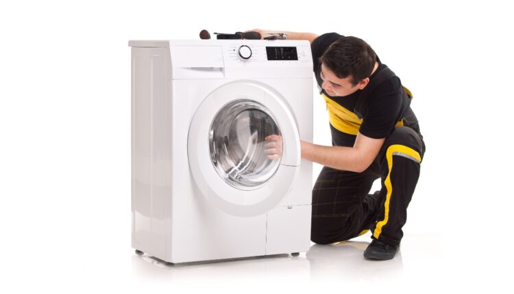 Descubra a forma correta de limpar fiapos da máquina de lavar