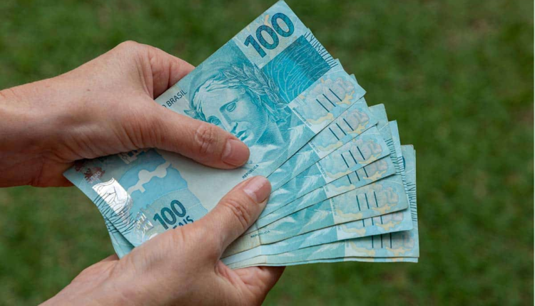 FESTA NO BRASIL confirmada: 14º salário é liberado em vários bancos e clientes são pegos de surpresa