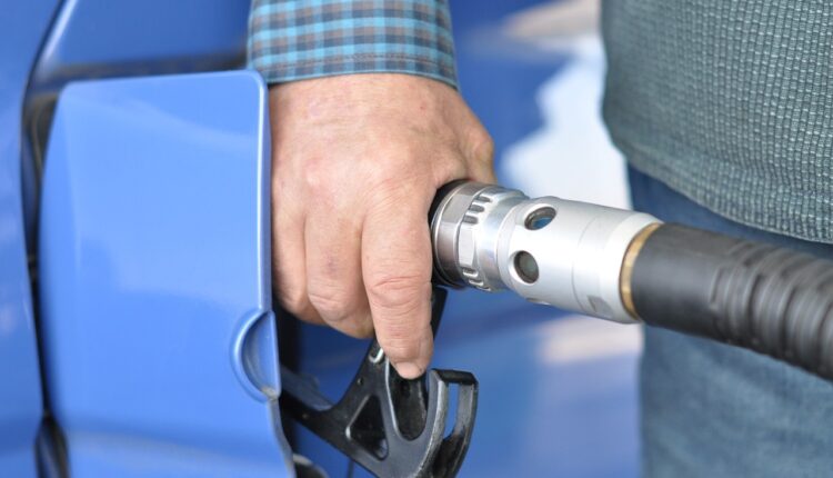 Governo anuncia site de denúncias para combater preços abusivos de combustíveis