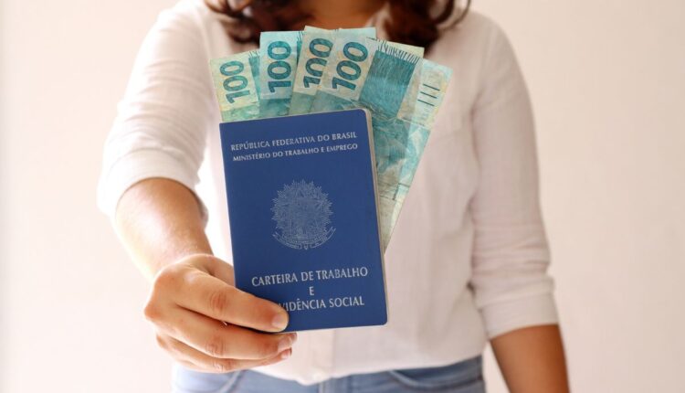NOVO SALÁRIO MÍNIMO com valor superior a R$1.320 pega brasileiros de surpresa