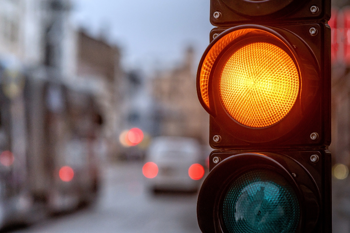 Cruzar sinal amarelo pode gerar multa de trânsito? Descubra agora