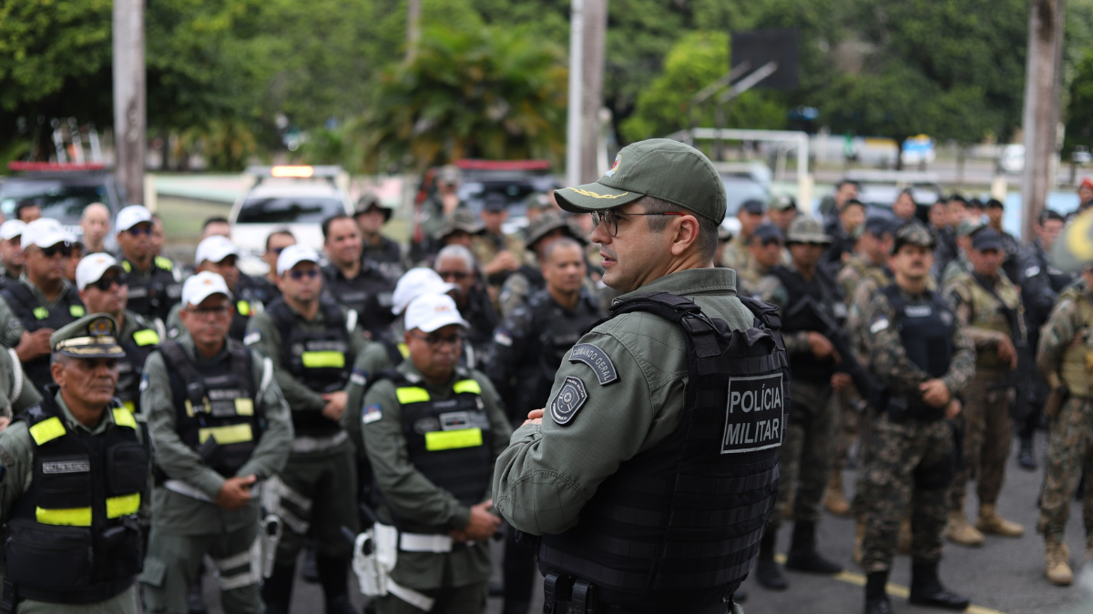 Policiais militares reunidos durante atividade oficial da Polícia Militar de Pernambuco, representando o novo concurso da PMPE com vagas para Soldado e Oficial.