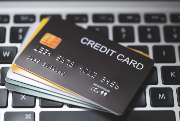 taxas de juros do cartão de crédito alcançam patamar mais alto em seis anos