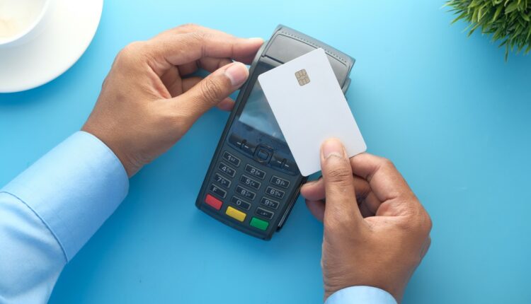 Descubra as táticas inteligentes para um uso consciente do cartão de crédito e escape das dívidas