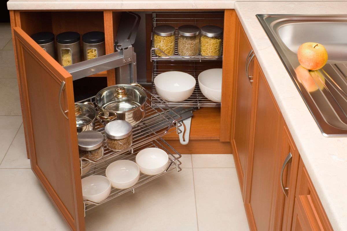 Como organizar a despensa ou o armário da cozinha - Casinha Arrumada   Organizando armários de cozinha, Armario cozinha, Organizador de armario