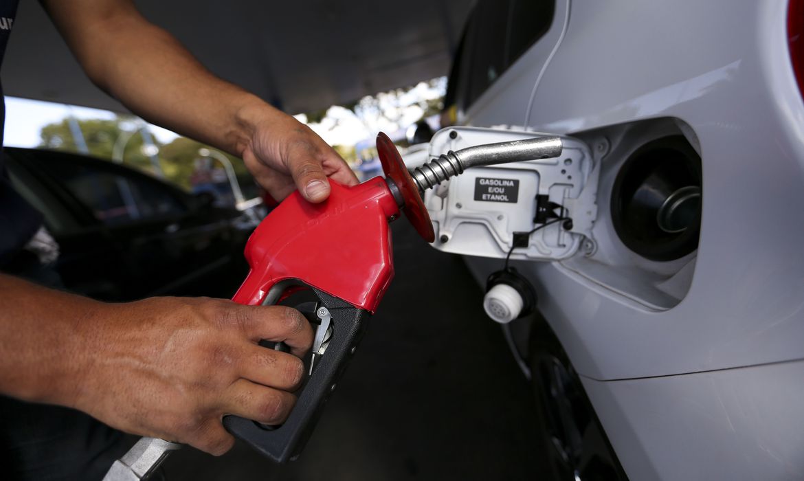 Depois da mudança no sistema de cobrança do ICMS, gasolina está mais cara em quase todos os estados do país