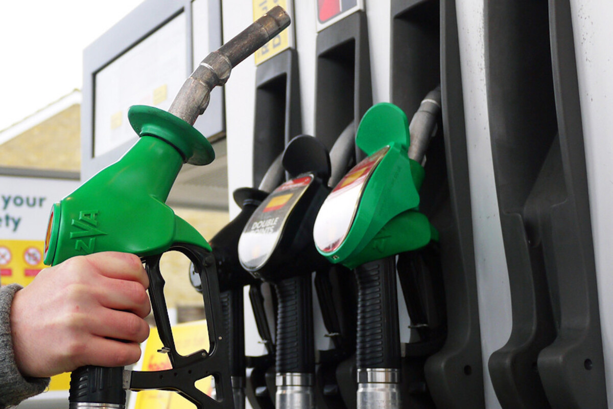Reduções promovidas pela Petrobras aliviam bolso dos consumidores, mas impostos encarecem gasolina no Brasil