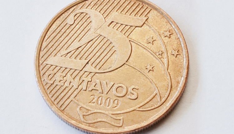 brasileiros com moeda de 25 centavos