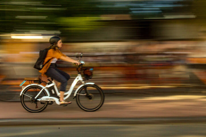 Mudou! Lei altera regras para bicicletas elétricas, motos e até ciclomotores; veja