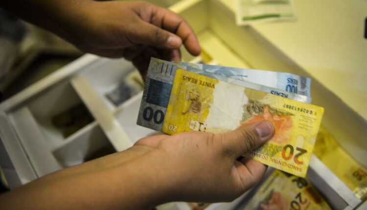 Novo golpe promete saque de R$ 10 mil em três meses. Veja como evitar