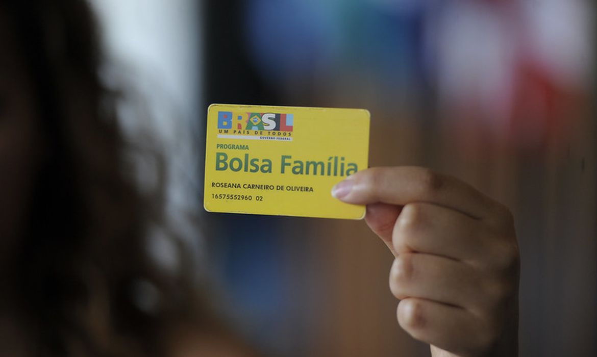 Novo grupo de beneficiários do Bolsa Família poderá acessar o valor da parcela de junho nesta terça-feira (27)