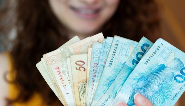 VITÓRIA: Dinheiro EXTRA disponível para quem tem carteira assinada cai como um PRESENTE