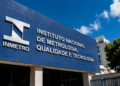 Fachada azul do Instituto Nacional de Metrologia, Qualidade e Tecnologia, com o nome do órgão em letras metálicas