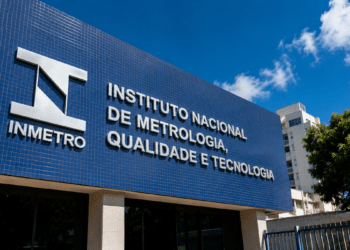 Fachada azul do Instituto Nacional de Metrologia, Qualidade e Tecnologia, com o nome do órgão em letras metálicas