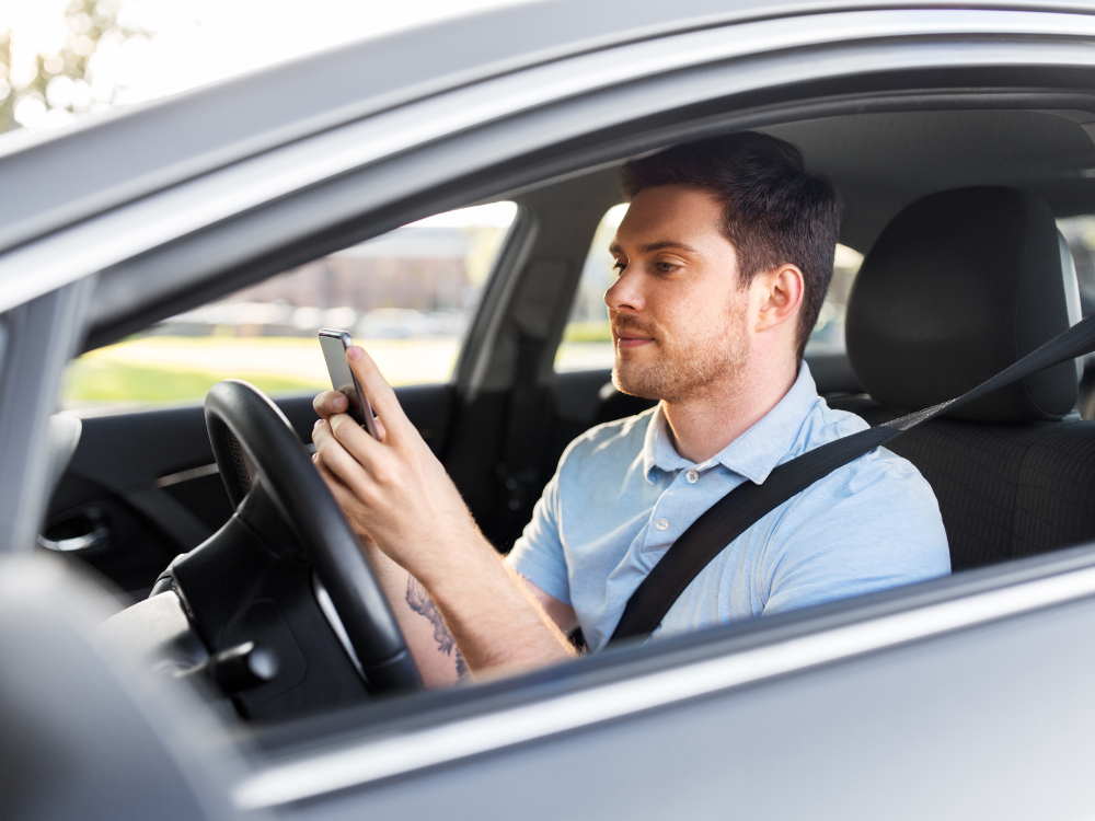 Google lança comandos para motoristas não usarem celular ao volante
