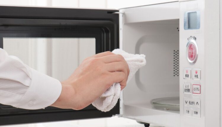 Dicas rápidas e fáceis para limpar o forno micro-ondas - Reprodução Canva