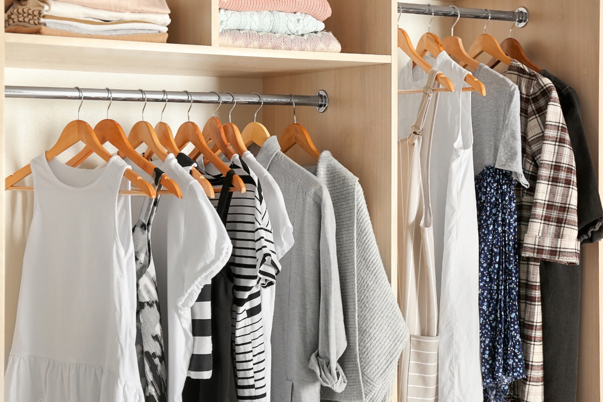 Do caos à organização: O guia para organizar camisas e blusas no seu armário