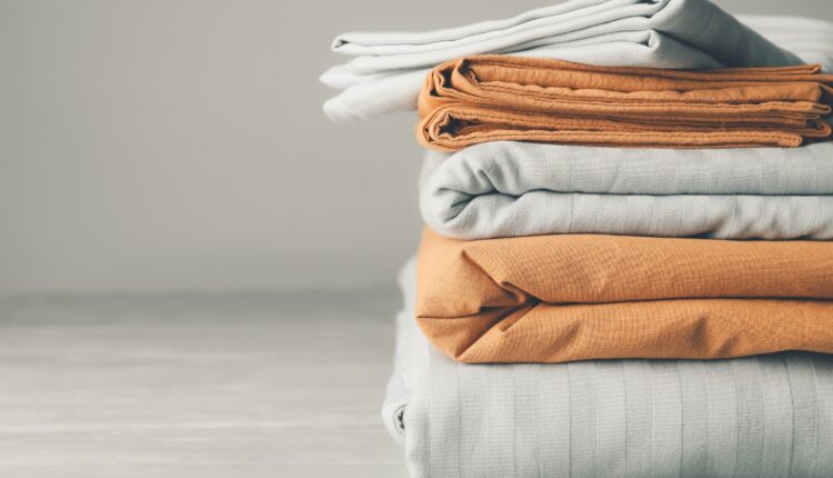 Domine a arte de dobrar lençóis: Um guia para organizar o seu armário de roupa de cama