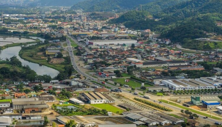 Prefeitura de Guaramirim (SC) abre concurso com vagas que pagam até R$ 20,5 mil