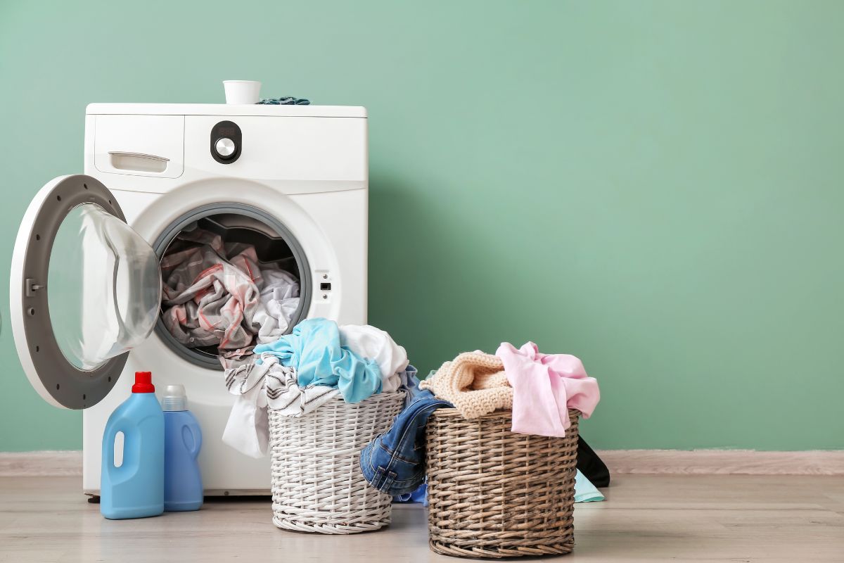 máquina de lavar roupa limpa e higienizada - Reprodução Canva