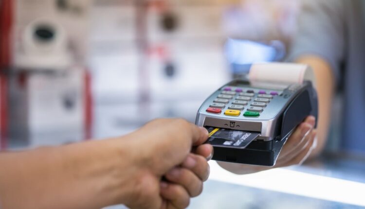 Novo golpe da maquininha ASSUSTA brasileiros que usam cartão de crédito; veja como se proteger