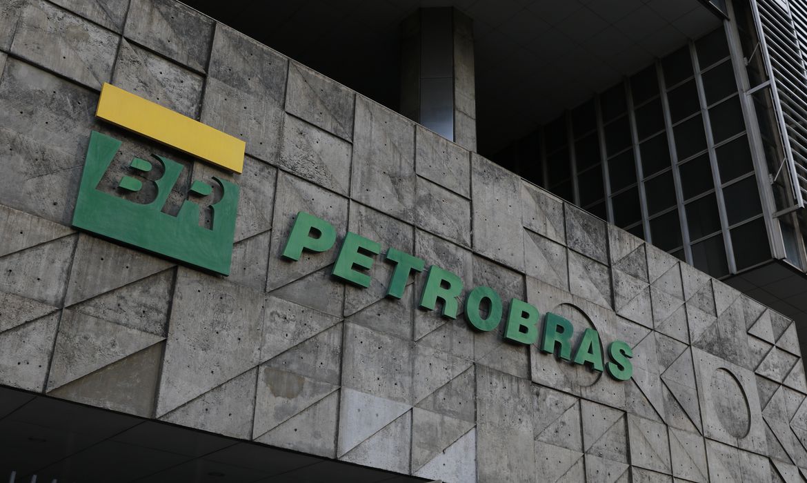 PÉSSIMA NOTÍCIA confirmada: Preço da Gasolina chega a valor SURREAL e brasileiros choram; veja o valor 