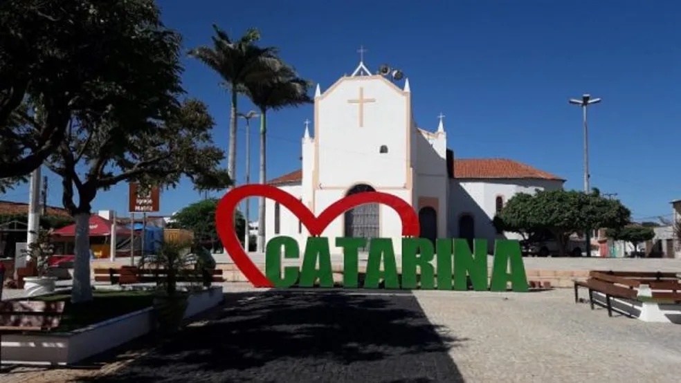 Prefeitura de Catarina (CE) oferece mais de 100 vagas em concurso com salários até R$ 8,5 mil