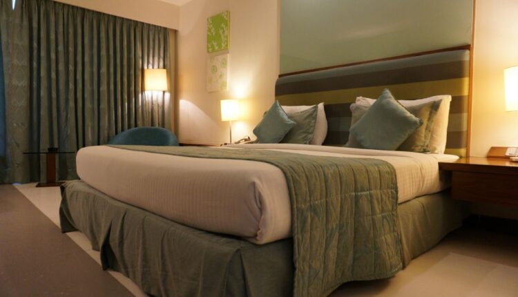 Transforme o seu quarto numa luxuosa suíte de hotel em casa_ guia para arrumar a cama - Reprodução Canva