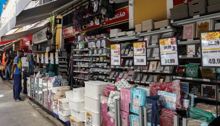 Vendas no varejo brasileiro caem 1,0% em maio, revela IBGE