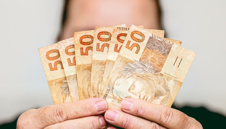 VALORES ESQUECIDOS: Como receber o dinheiro parado, assim como resgate de R$ 2,8 mi?