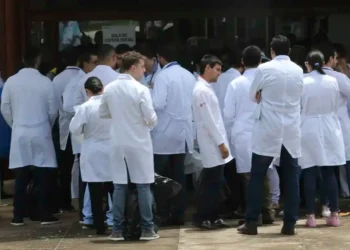 Profissionais da saúde participam de seleção para programas de residência médica e multiprofissional pelo Enare 2026.