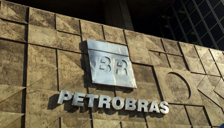 Aumento nos preços! Petrobras se pronuncia pela primeira vez após o AUMENTO dos combustíveis