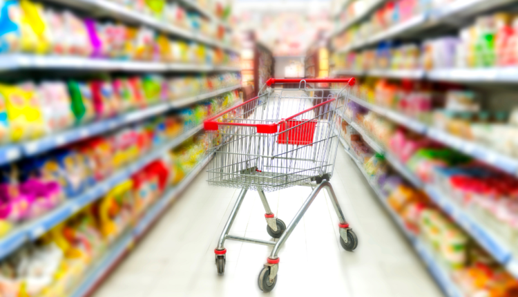 Supermercados estão diminuindo estoques devido a deflação