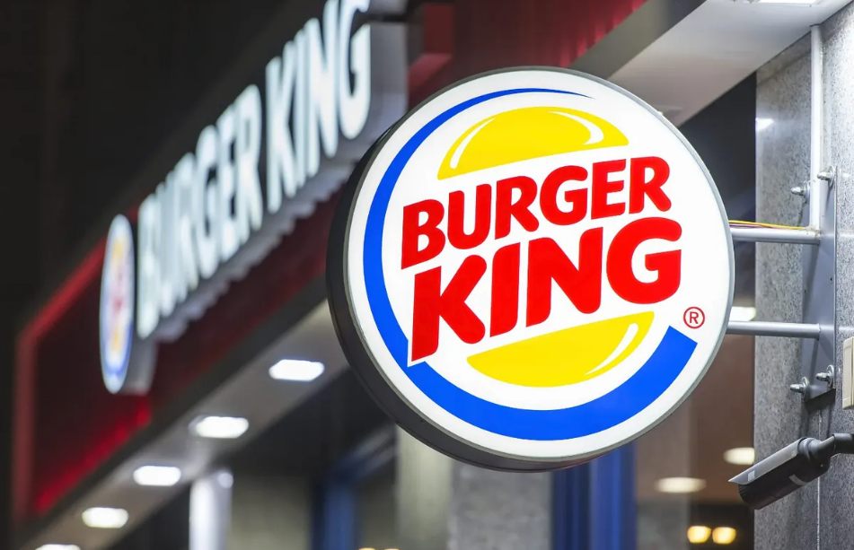 Sobre a marca, podemos ressaltar que o Burger King está no Brasil desde 2004, quando inaugurou o primeiro restaurante no Shopping Ibirapuera, mas foi em 2011, após o Burger King Corporation entrar para o grupo 3G Capital, que iniciou a sua operação própria aqui no país, através de uma joint venture entre Vinci Partners e 3G Capital.Burger King OFERECE EMPREGOS em CINCO ESTADOS