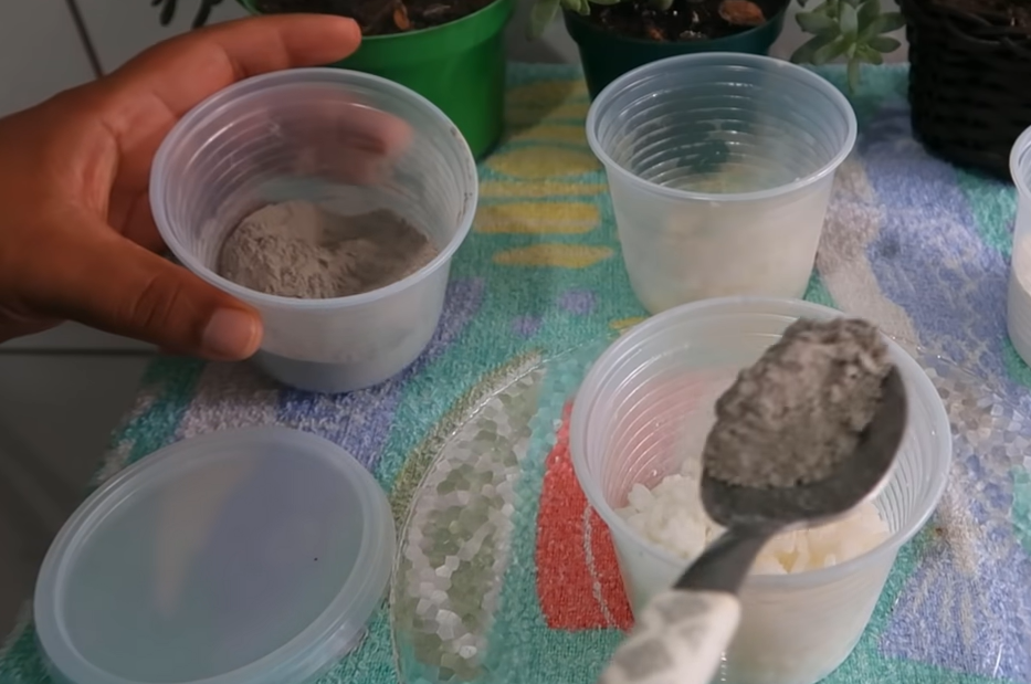 Mistura arroz e cimento. 