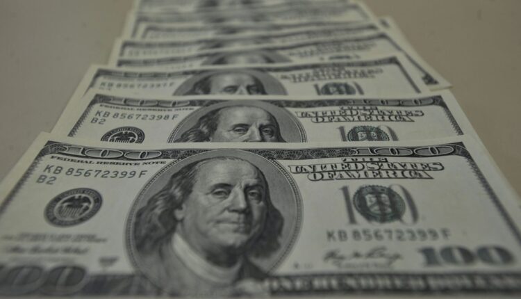 Cotação do DÓLAR hoje (17/08): moeda cai após divulgação da ata do Fed