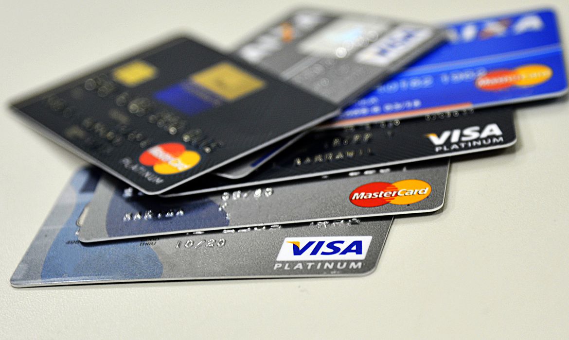 The renewed credit card debt reaches R$77 billion and is scaring Brazilians