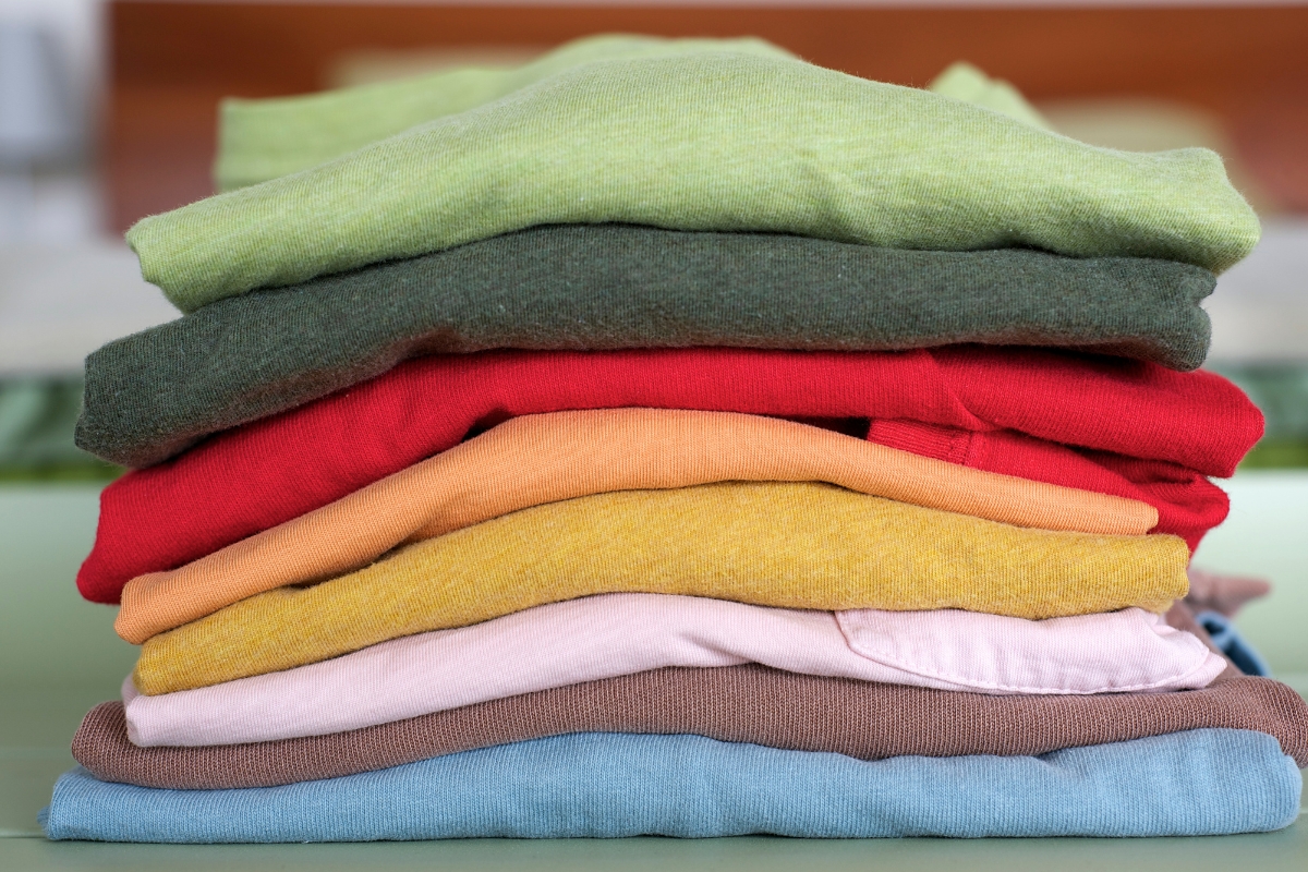 Guia prático: como dobrar camisetas e otimizar o espaço no guarda-roupa!