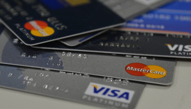 População brasileira faz compras parcelas no cartão de crédito
