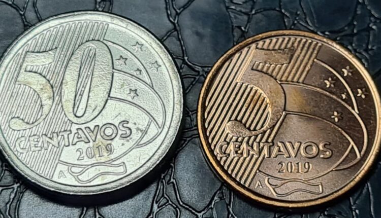 moedas de 5 ou 50 centavos com letra A