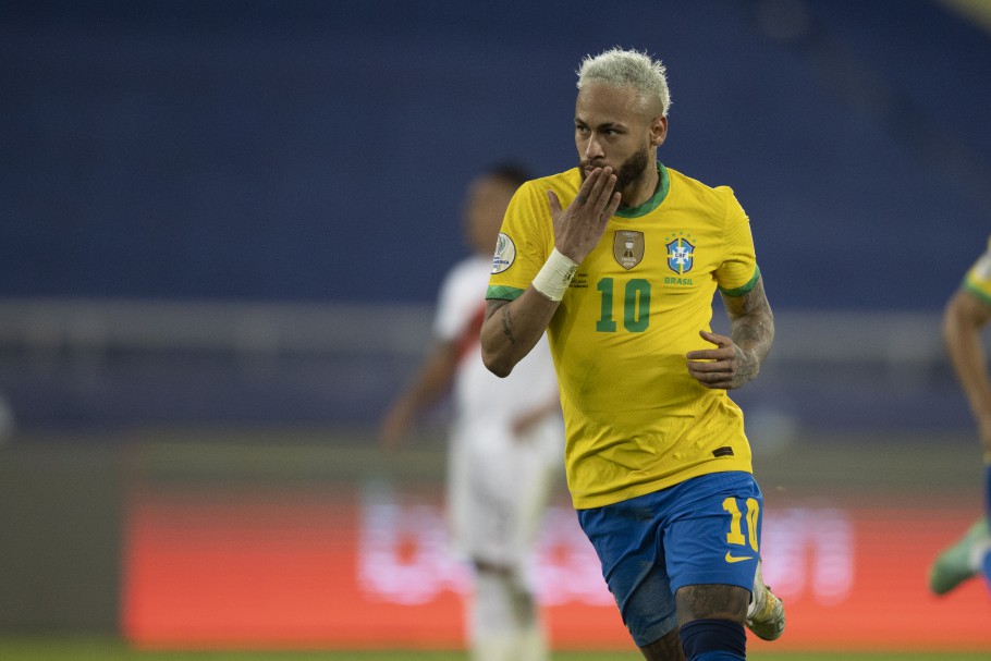 Foto: Neymar e Mavie: 'Hoje tem jogo do Brasil e aqui já estamos preparados  para torcer. Vamos, Brasil', escreveu o jogador - Purepeople