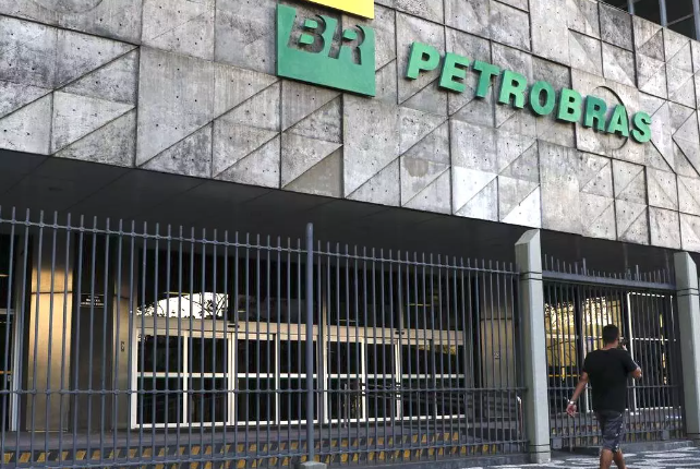 Petrobras anuncia HOJE(1) AUMENTO de preço de COMBUSTÍVEL em 4.2%