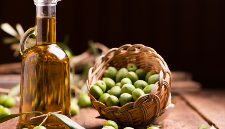 Preço do azeite de oliva no Brasil é recorde e não deve cair entristecendo brasileiros